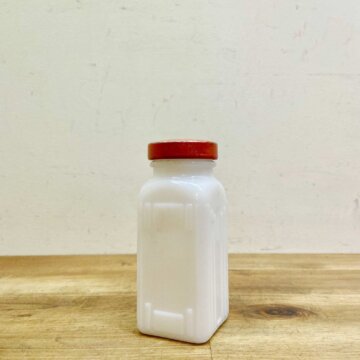 Vintage Milk Glass Shaker【7973】