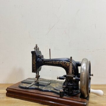 Vintage Sewing Machine【B1359】